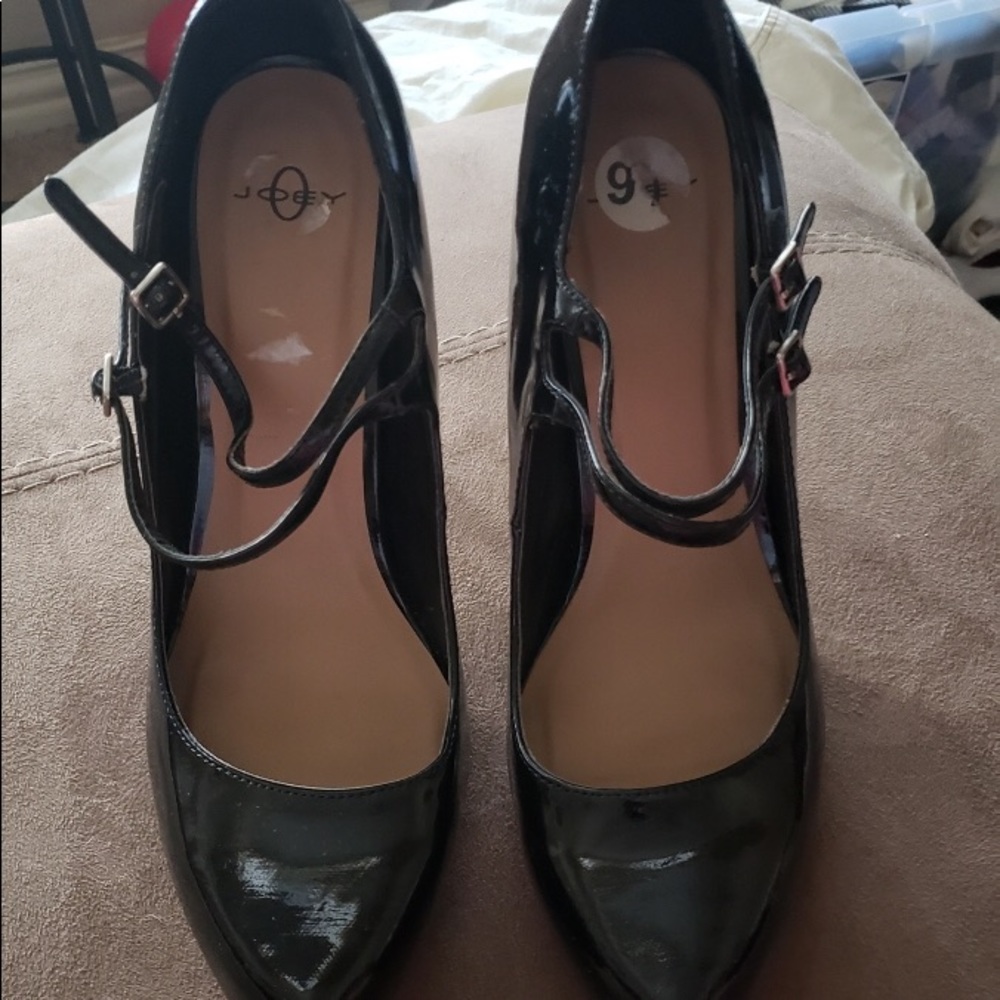 Shiny black class heels